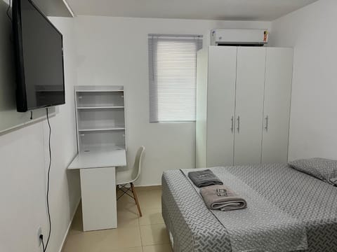 Bed, TV and multimedia, Photo of the whole room, Bedroom, air conditioner