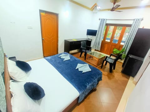 Bed, TV and multimedia, Living room, Evening entertainment, Bedroom, towels