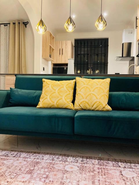 TV and multimedia, Kitchen or kitchenette, Living room, Seating area, internet