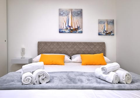 Bed, Bedroom, towels