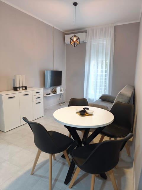 TV and multimedia, Living room, Seating area, Dining area, Evening entertainment, air conditioner