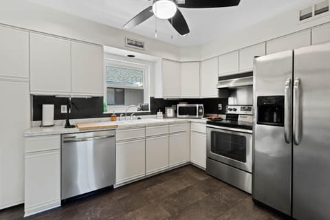 Doras Dream, 4 Bedrooms, Sleeps 12, Downtown House in Mount Dora