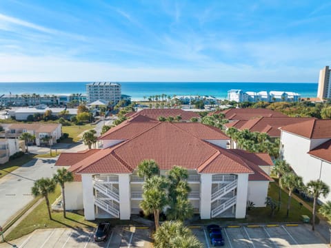 Property building, Neighbourhood, Natural landscape, Bird's eye view, Sea view, Location, Parking