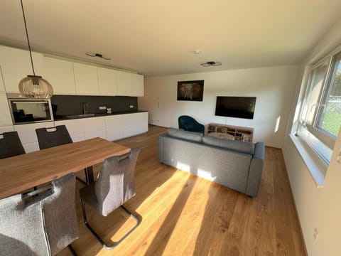 TV and multimedia, Kitchen or kitchenette, Living room, Seating area, Dining area