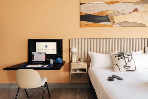 Bed, TV and multimedia, Bedroom