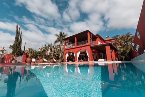 Property building, Day, Pool view, Swimming pool, Swimming pool, sunbed