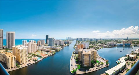 Lovely Studio with Amazing View gym and amenities Inn in Hallandale Beach