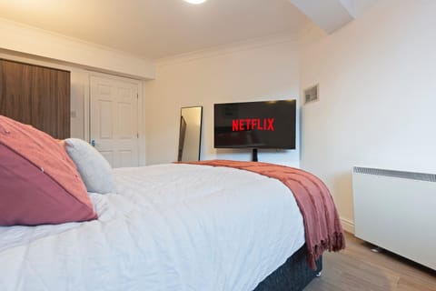 Bed, TV and multimedia, Evening entertainment, Bedroom
