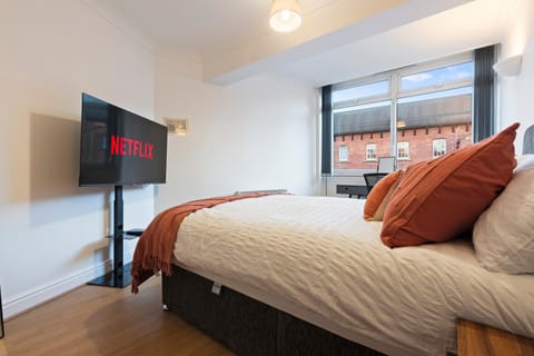 Bed, TV and multimedia, Evening entertainment, Bedroom