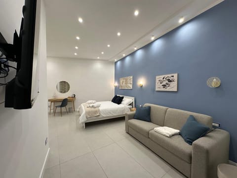 Bed, TV and multimedia, Seating area