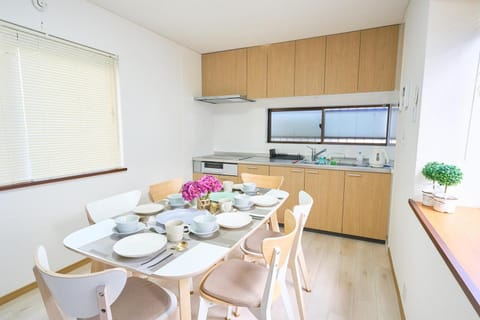 Kitchen or kitchenette, Dining area, Food, stove