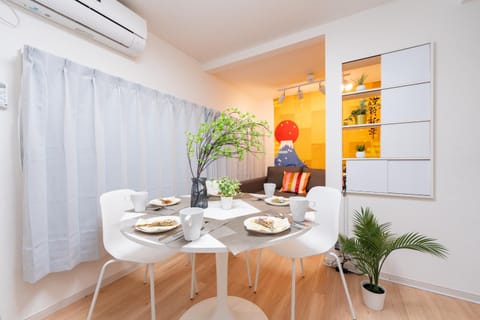 Living room, Food and drinks, Dining area, Food, air conditioner