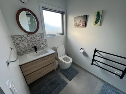 Cozy Studio & King-bed Ensuite Vacation rental in Northland