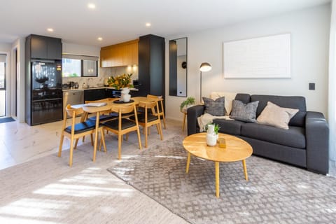 Kitchen or kitchenette, Living room, Seating area, Dining area