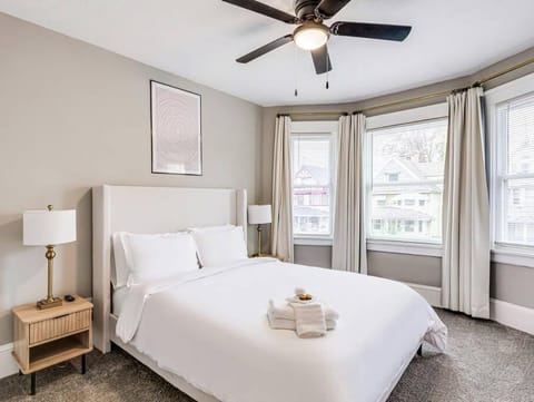 Upscale Home near Downtown Cle, R&R HoF, Beach, Arena House in Cleveland Heights