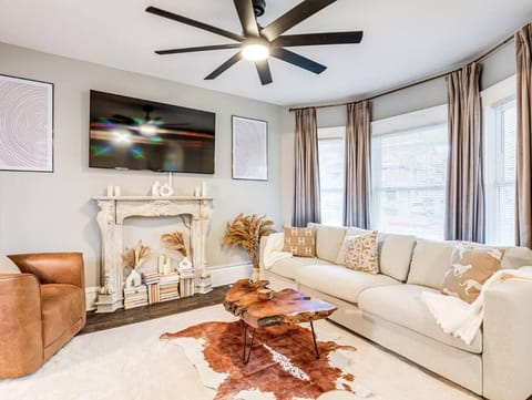 Upscale Home near Downtown Cle, R&R HoF, Beach, Arena House in Cleveland Heights