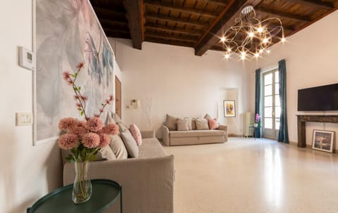 TV and multimedia, Living room, Decorative detail, Seating area