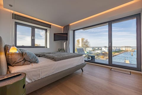 Bed, View (from property/room), Balcony/Terrace, Bedroom, Lake view, Sea view