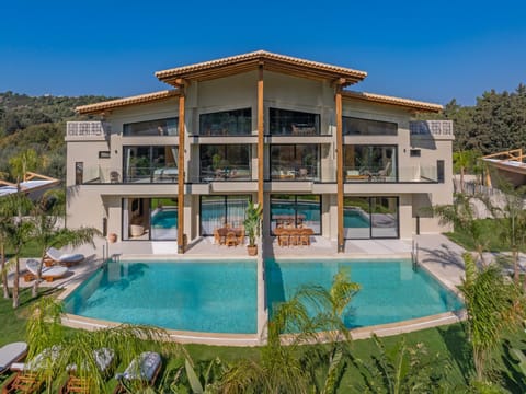 Property building, Patio, Day, Natural landscape, View (from property/room), Balcony/Terrace, Mountain view, Pool view, Swimming pool, sunbed