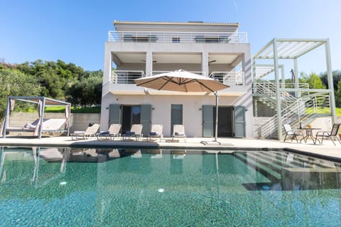 Property building, Patio, Garden, Balcony/Terrace, Garden view, Pool view, Swimming pool, sunbed