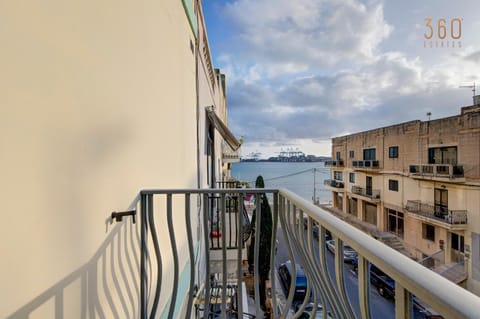 Day, Natural landscape, Activities, View (from property/room), Balcony/Terrace, City view, Lake view, River view, Sea view