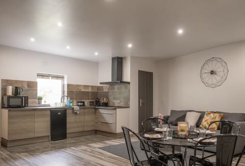 Coffee/tea facilities, Kitchen or kitchenette, Food and drinks, Seating area, Dining area, Food, dishwasher, oven, pet friendly, stove, toaster