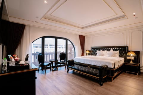 Bed, Living room, Photo of the whole room, Seating area, Bedroom