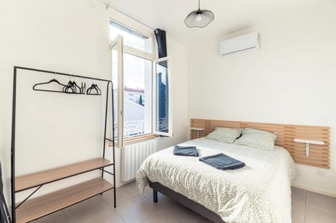 Bed, Photo of the whole room, Bedroom, air conditioner