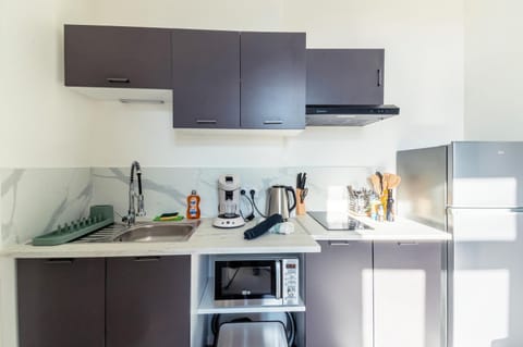 Coffee/tea facilities, Kitchen or kitchenette, stove