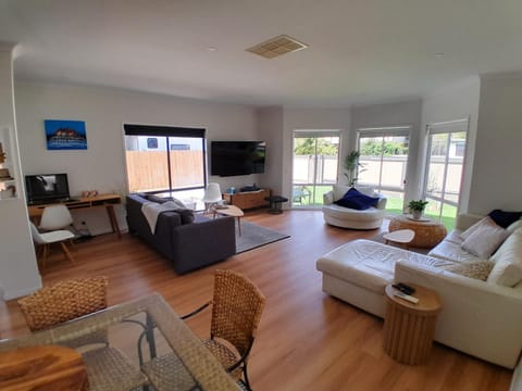 Communal lounge/ TV room, Bed, TV and multimedia, Living room, air conditioner