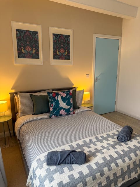 Bed, Decorative detail, Bedroom, towels