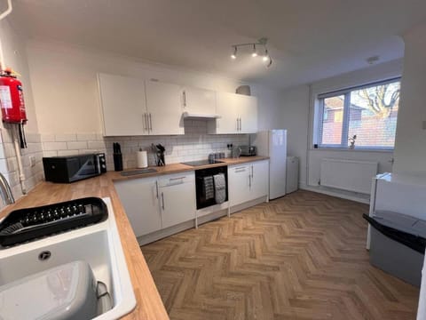 4 Bed Comfy House Apartment in Norwich