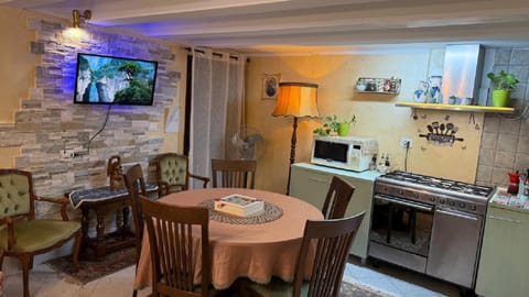 Kitchen or kitchenette, Living room, Seating area, Dining area