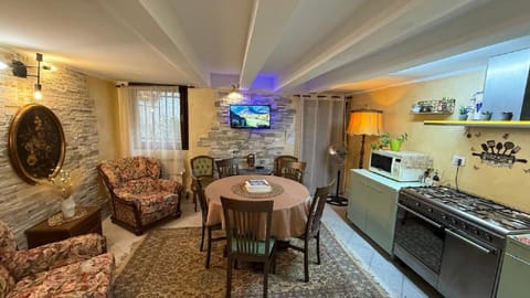 Seating area, Dining area