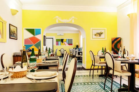 Restaurant/places to eat, Food and drinks, Area and facilities, Meals, Lunch, Dinner