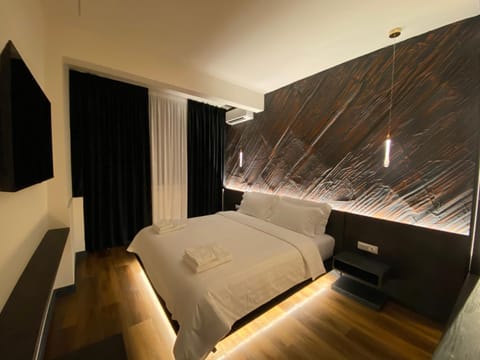 Bed, TV and multimedia, Photo of the whole room, Bedroom