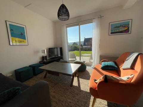 Patio, TV and multimedia, Seating area, Dining area