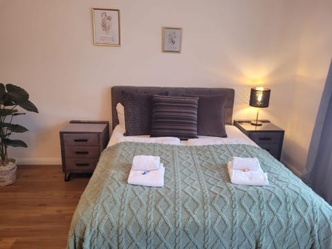 Bed, Decorative detail, Bedroom, towels