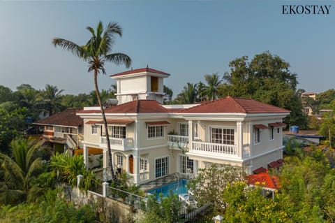 Property building, Day, Pool view, Swimming pool