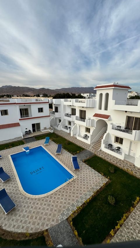 Day, Swimming pool