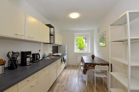 Kitchen or kitchenette, Dining area