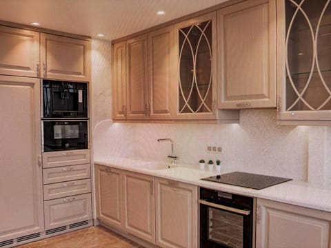 Urban Retreat Parkside Suite with Terrace and Entertainment Apartment in Schleswig-Holstein