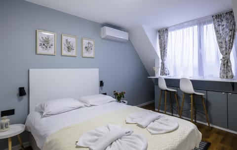 Bed, Bedroom, air conditioner