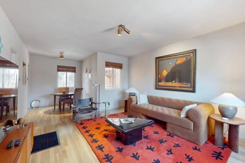 King Bed Centrally Located Apartment in Albuquerque