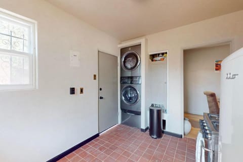 King Bed Centrally Located Apartment in Albuquerque