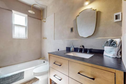 King Bed Centrally Located Apartment in Albuquerque