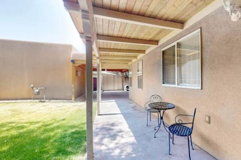 2 Bed 1 Bath with fully Stocked Kitchen Apartment in Corrales