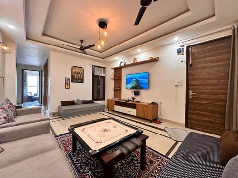 TV and multimedia, Living room, Seating area, Evening entertainment, air conditioner