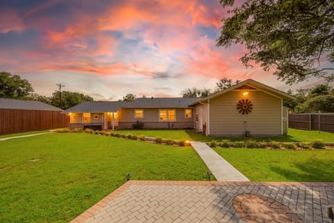 8b 4b nearby pool Blanco wine trail town sq House in Blanco