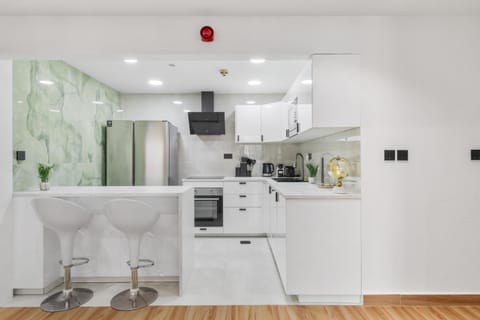 Coffee/tea facilities, Kitchen or kitchenette, dishwasher, oven, stove, toaster